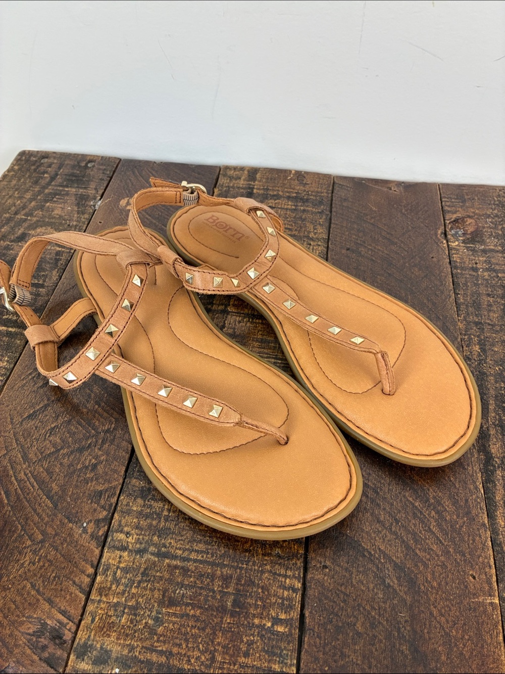 Born Adana Studded Tan Leather T-Strap Women’s 8 Sandals Brown Flat Adjustable